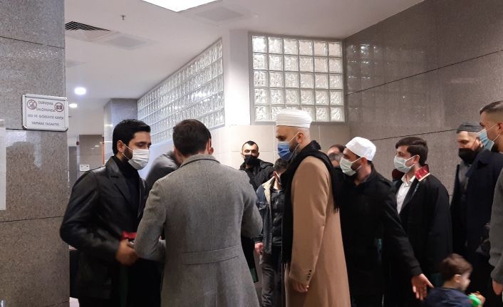 Çarşaflı kadınların fotoğrafını sosyal medyada paylaşan doktora hakaret eden sanıklara beraat