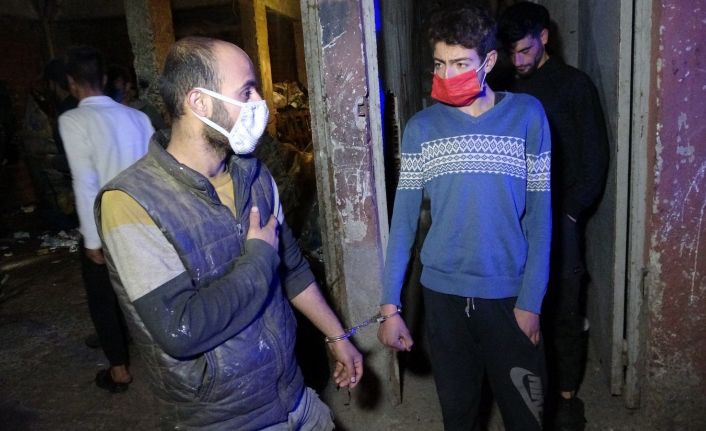 Çöpten buldukları kelepçeyle birbirini bağlayıp polisten yardım istediler