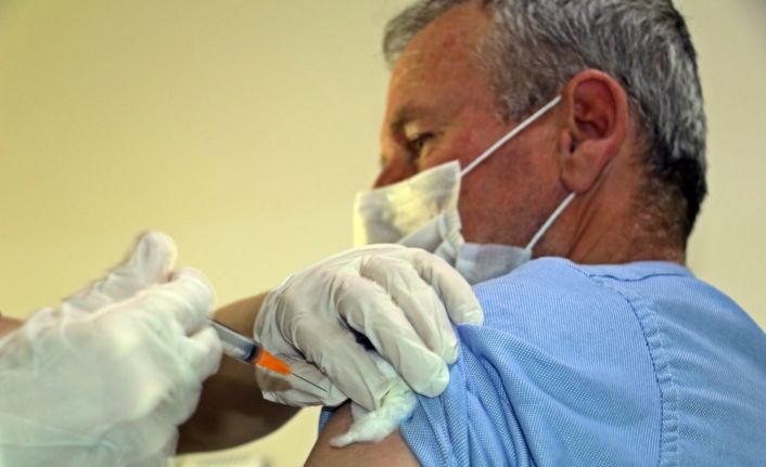 Covid-19 ilk doz aşıyı olduktan sonra virüse yakalananlara sil baştan aşı uygulaması