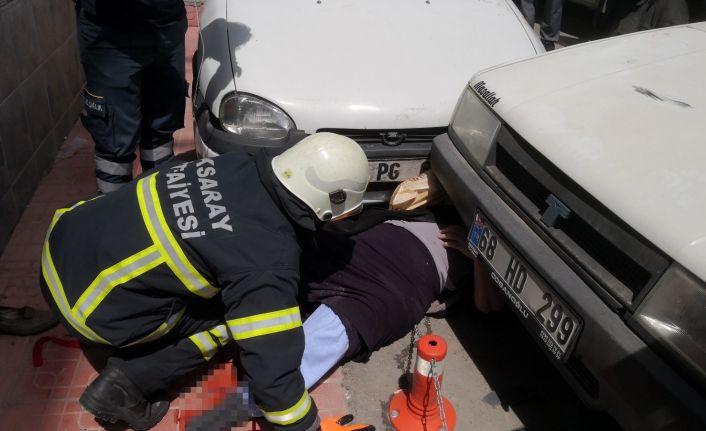 Covid-19 testi pozitif çıkan yaşlı kadına ambulanstan inerken otomobil çarptı