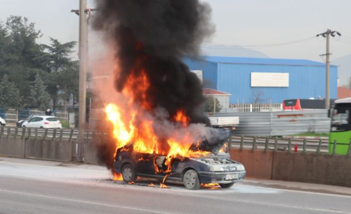 D-100’de alev alev yanan otomobil küle döndü