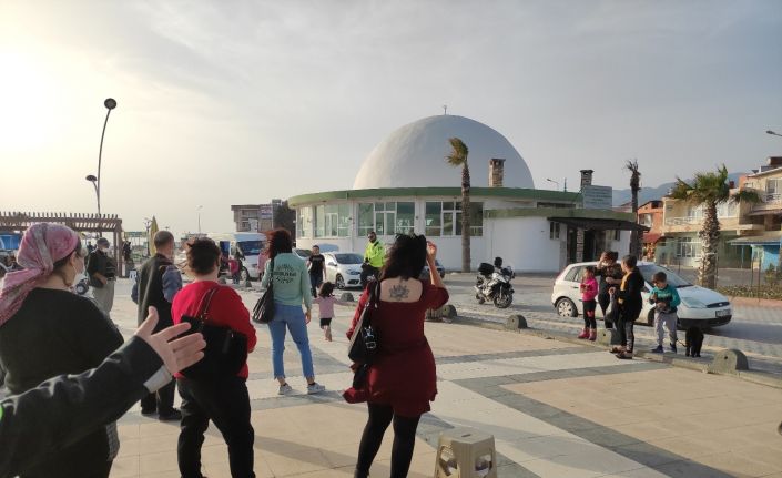 Denizde kaybolan çocuğu polisler buldu