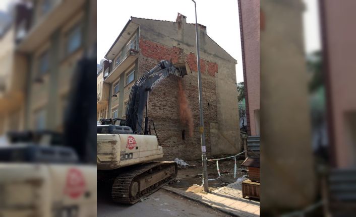 Depreme dayanıksız bina yıkıldı