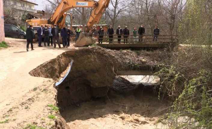 Dereler taştı, yollarda toprak kayması oldu