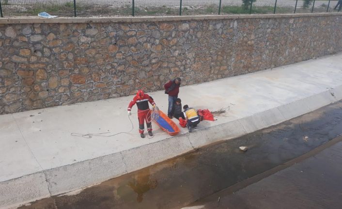 Dereye düşen çocuğu itfaiye ekipleri kurtardı