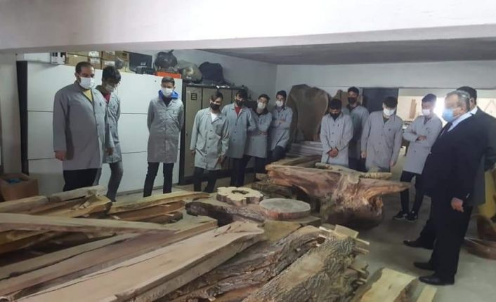 Develi İlçe Milli Eğitim Müdürü Toprak Mobilya ve iç Mekan Tasarımı öğrencilerini ziyaret etti