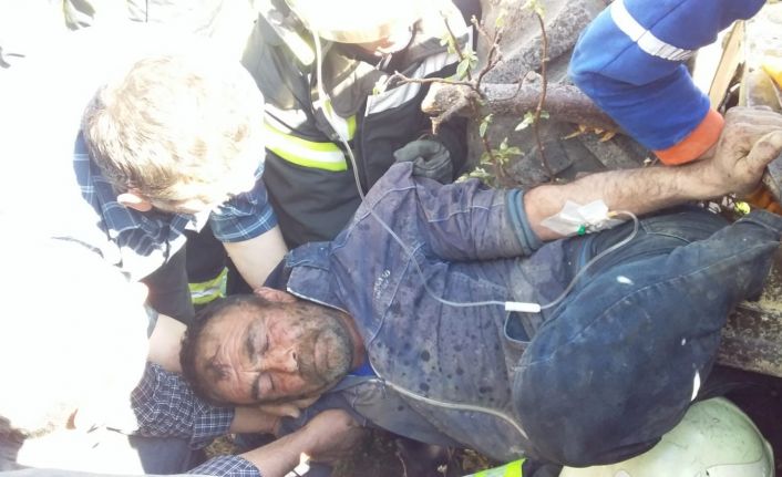 Devrilen traktördeki 2 yaralıyı kurtarmak için zamana karşı yarış verildi