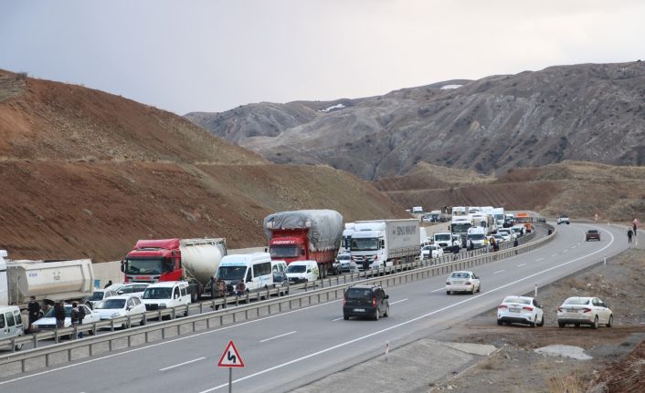 Devrilen vinç yüklü çekici karayolunu trafiğe kapattı, 4 kilometrelik kuyruk oluştu