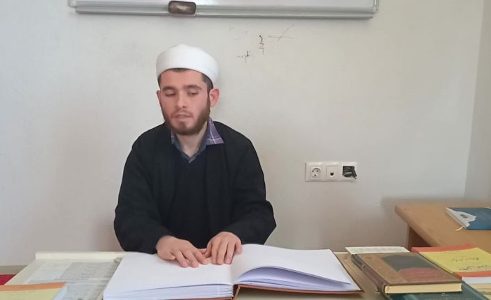 Dinleyerek 2,5 yılda hafız oldu, şimdi atanıp müezzin olmak istiyor