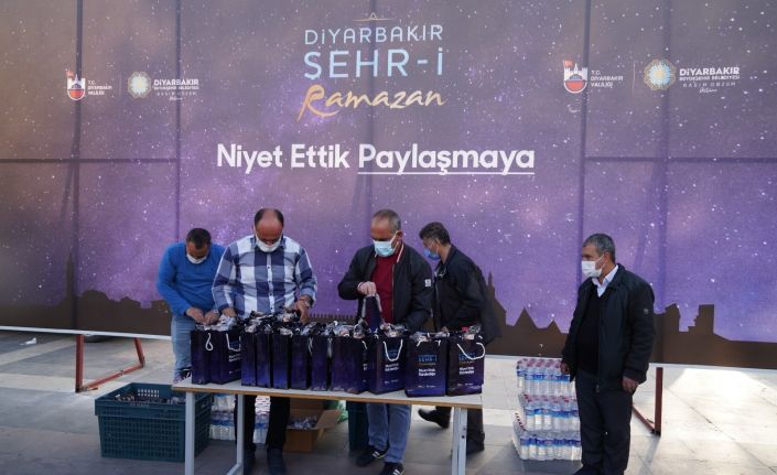 Diyarbakır Büyükşehir Belediyesi her gün 3 bin kişiye iftarlık dağıtıyor