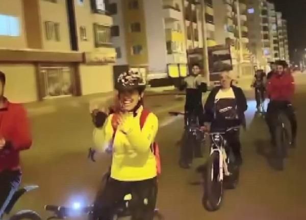 Diyarbakır’da bir bisiklet grubu kısıtlama saatinde şehir turu attı