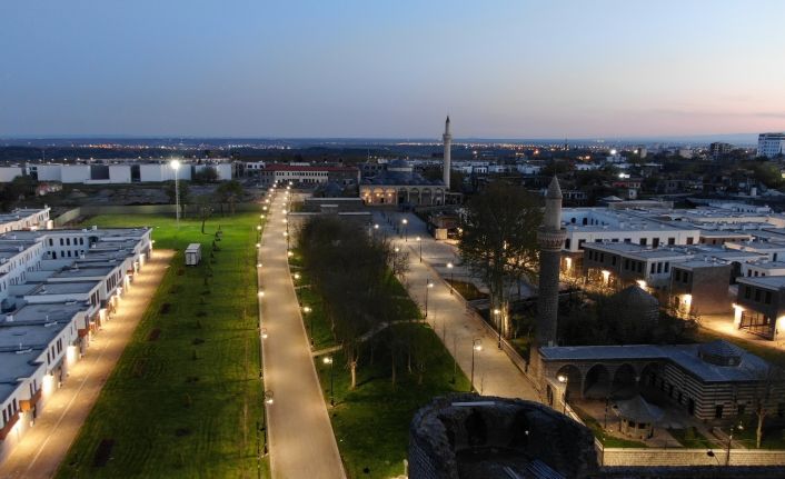 Diyarbakır’da teröristler tarafından yakılan Kurşunlu Camisi’nin çevresi ışıl ışıl oldu