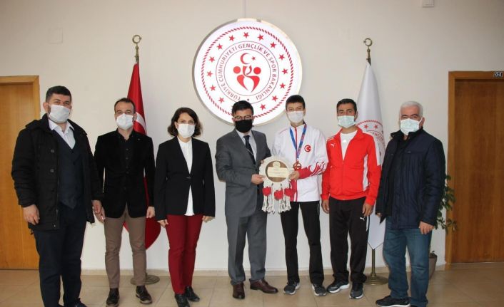 Dünya Şampiyonu’ndan il müdürüne ziyaret