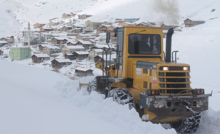 Dünyanın en tehlikeli yollarından bir olan Soğanlı Dağı’nda karla mücadele çalışması