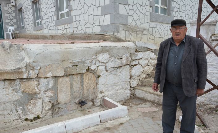 Duvarlarda bulunan 3 eser müzeye götürülürken 22 eser korumaya alındı