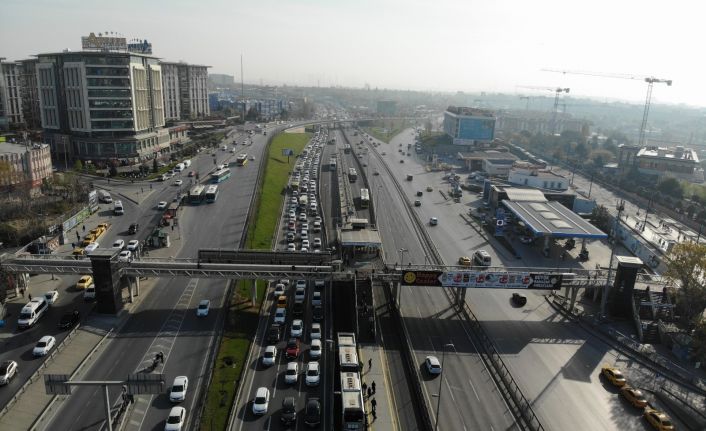 E-5 Karayolunda tam kapanmanın ilk gününde yaşanan trafik yoğunluğu drone ile görüntülendi