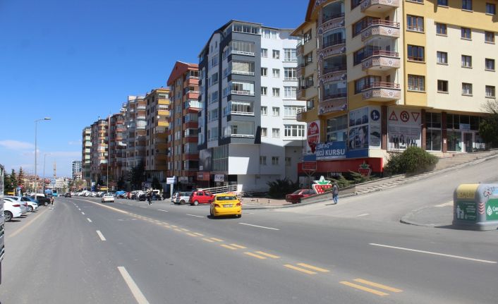 El frenini çekmeden indiği tır park halindeki araçlara çarptı, kaza anı güvenlik kameralarına yansıdı