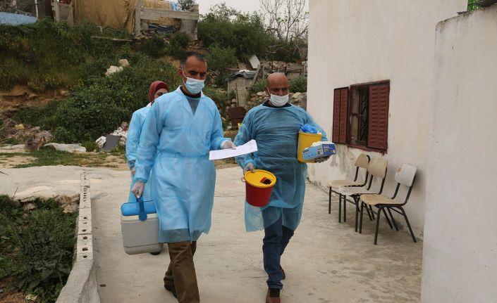 El Halil’de sağlık ekipleri ev ev dolaşıp yaşlılara aşı yapıyor