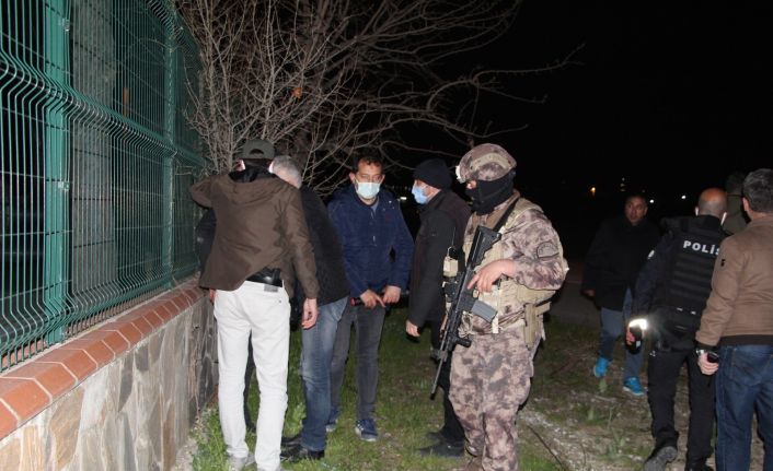 Elindeki tüfekle korku dolu anlar yaşatan genç, 2 saat sonra etkisiz hale getirildi