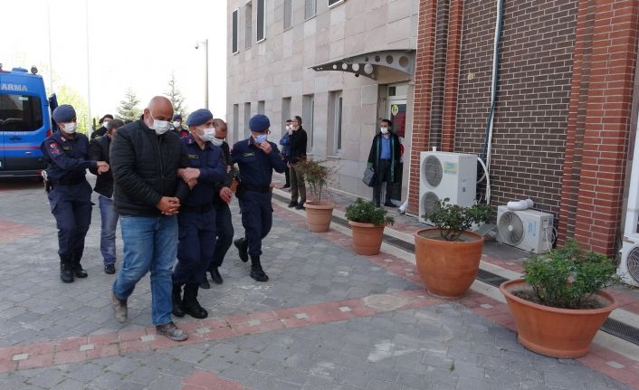 Ellerindeki tarihi eserleri satmak isterken jandarmaya yakalandılar