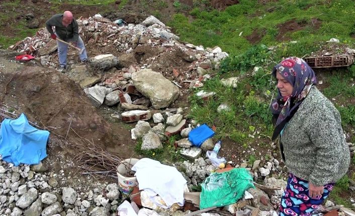 Emekli çift hem ekmeğini taştan çıkartıyor hem de doğayı temizliyor