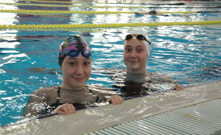 Eskişehir’in rekortmen yüzücüleri Sudem Denizli ve Göksu Doğan yeni hedeflerine hazırlanıyor