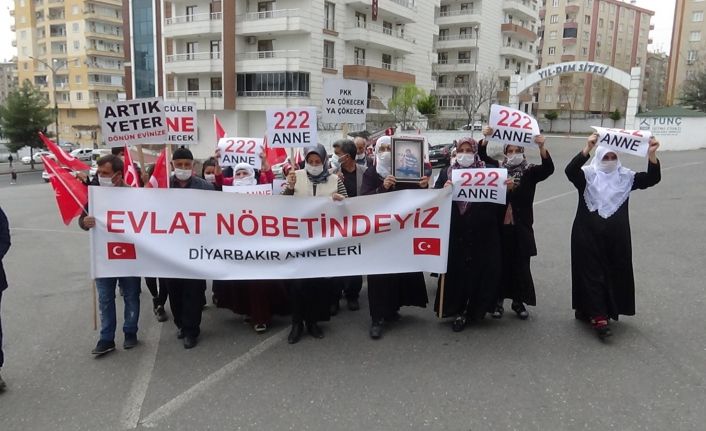 Evladını terörün elinden kurtarmak isteyen bir aile daha HDP önündeki nöbete katıldı