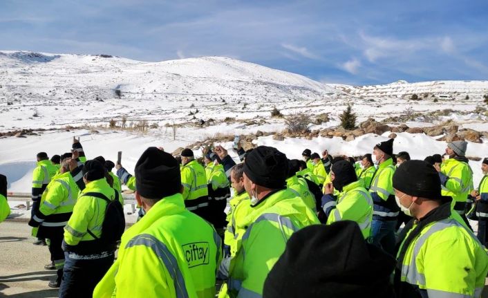 Eylemlerinde ikinci güne giren işçiler, "Kendilerine köle gibi çalışacak başka işçiler bulsunlar"