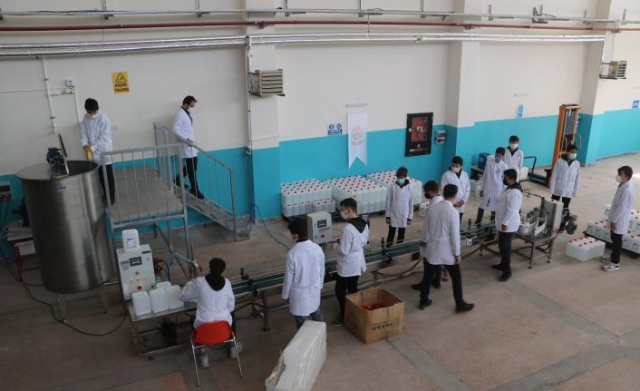 Fabrika gibi okul, öğrenciler hem üretip hem para kazanıyor