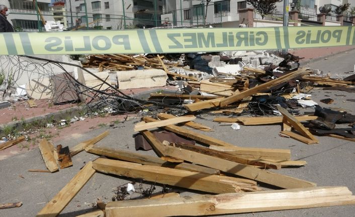 Gaziantep’te fırtınada uçan çatının enkazı kaldırılıyor