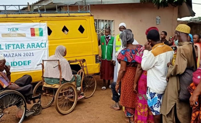 Gine’de her gün 2 bin 500 kişilik iftar yemeği dağıtılıyor