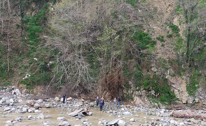 Giresun’da dere sularına kapılan 2 kişiden biri hayatını kaybederken, biri yaralı olarak kurtarıldı