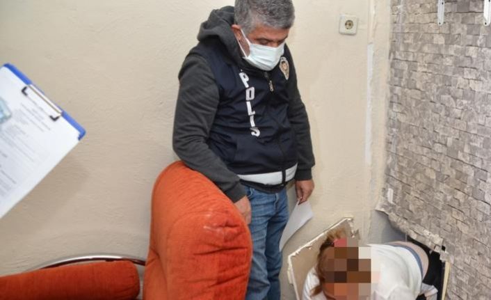 Gizli bölmeye saklanan iki kadın polisten kaçamadı