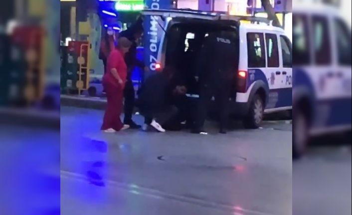 Gözaltına alınırken ’sen kimsin ulan’ diyerek polisin bacak arasına tekme attı