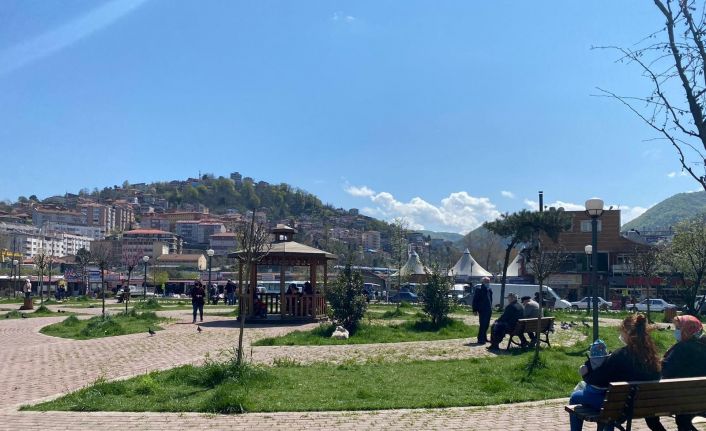 Güneşli havanın tadını sosyal mesafe ve maske kuralına uyarak çıkardılar