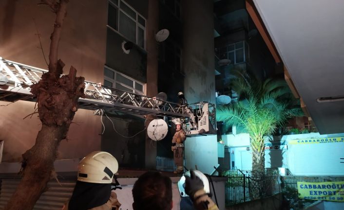 Güngören’de 5 katlı binanın 2’nci katında korkutan yangın: 3 yaralı