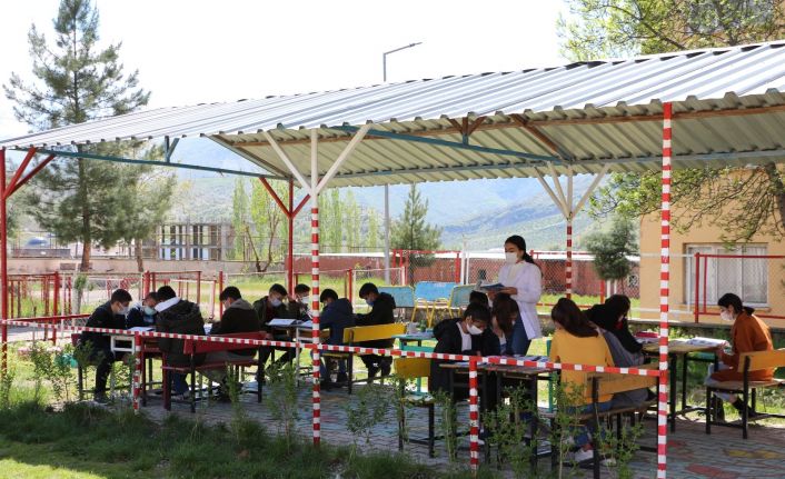 Hababam sınıfı gerçek oldu, derslerini okul bahçesinde açık hava sınıfında işliyorlar