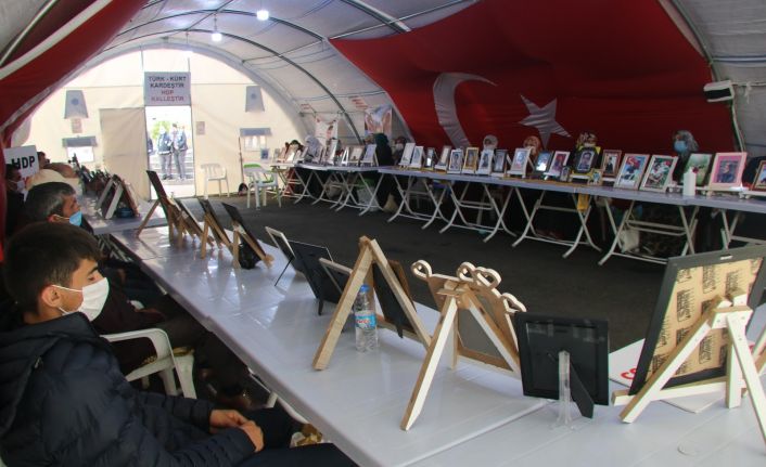 HDP önündeki acılı baba Begdaş: "Evlatlarımız gelene kadar biz buradan kalkmayacağız. Doğru adresteyiz"