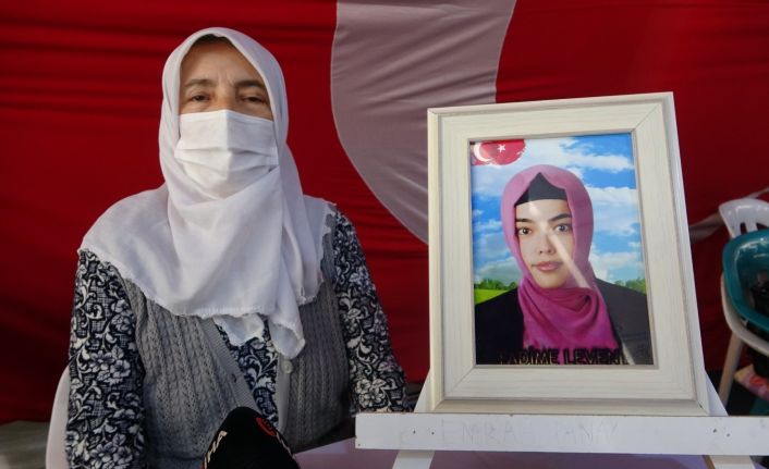 HDP önündeki yüreği yanık anne: "Evladımın eli kalem tutuyordu, silah verdiler"