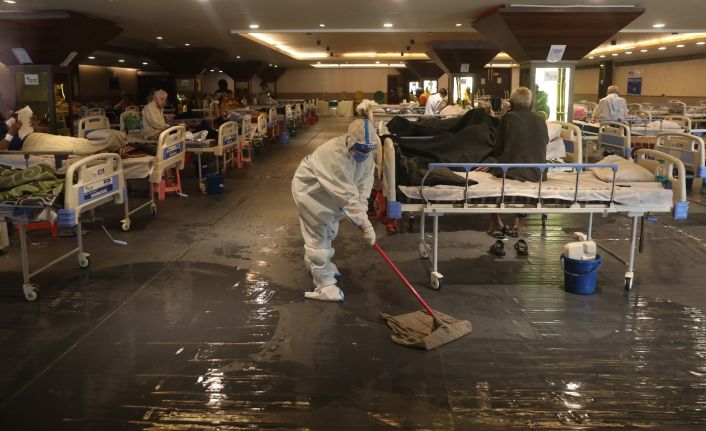 Hindistan’da hastaneler alarm veriyor: Bir yatakta 2 hasta yatıyor