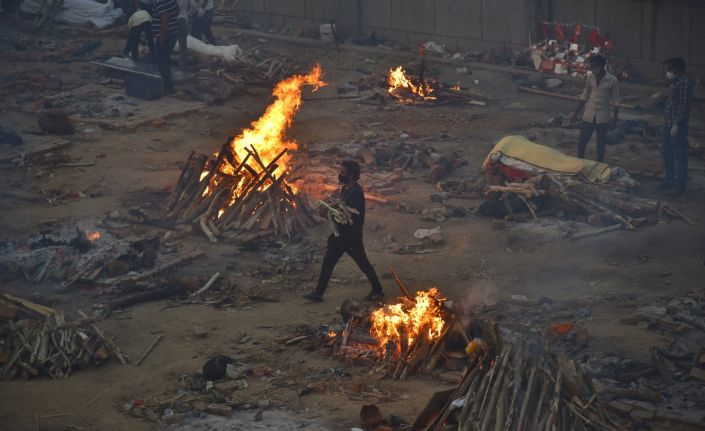 Hindistan’da koronadan ölenler toplu olarak boş arazilerde yakılmaya devam ediyor