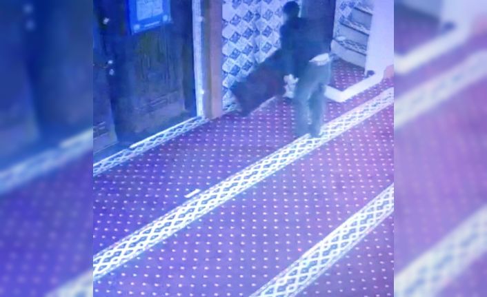 Hırsız, camideki yardım parası kasasına takla attırarak çaldı