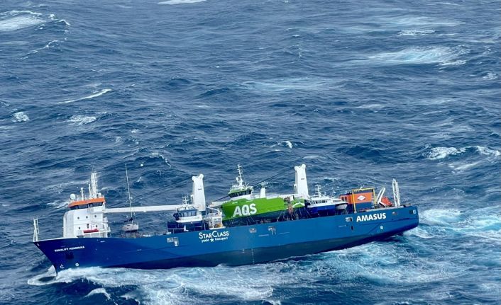 Hollanda bandıralı geminin mürettebatı helikopterle kurtarıldı