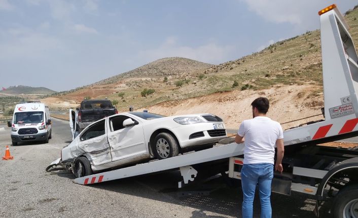 Hurdaya dönen araçlardan yara almadan kurtuldular