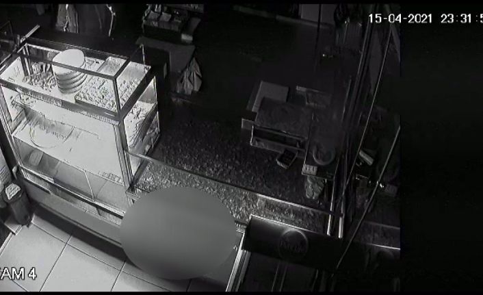 İftardan sonra pastaneden tatlı ve para çaldı