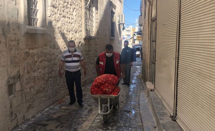 İhtiyaç sahibi ailelere dağıtılan patates ve soğanlar kapıda teslim ediliyor