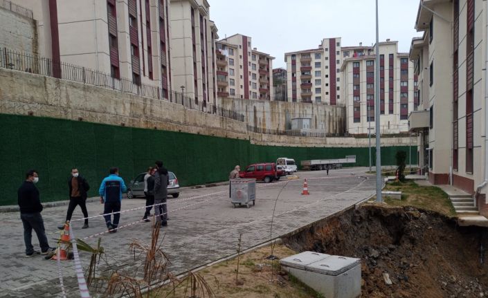 İki bina arasında meydana gelen heyelan sonucunda istinat duvarı çöktü