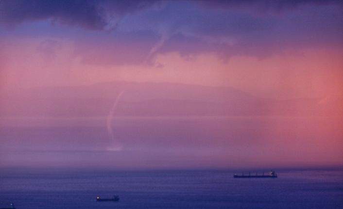 İskenderun Körfezi’nde yağmurlu hava ile günbatımı kartpostallık görüntü oluşturdu