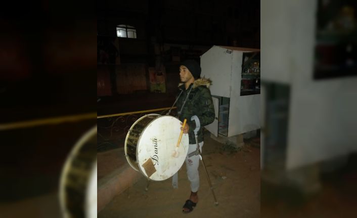 İsrail saldırılarında bacağını kaybeden Filistinli, Ramazan davulculuğuna devam ediyor