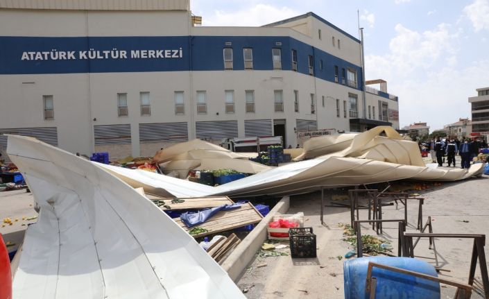 İzmir etkili olan fırtına nedeniyle, Güzelbahçe’deki Atatürk Kültür Merkezi’nin çatısı bölgedeki pazar yerinin üzerine uçtu. Olayda ilk belirlemelere göre 2 kişi yaralandı.